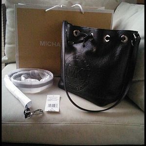 MK Bucket w/crossbody strap 💗